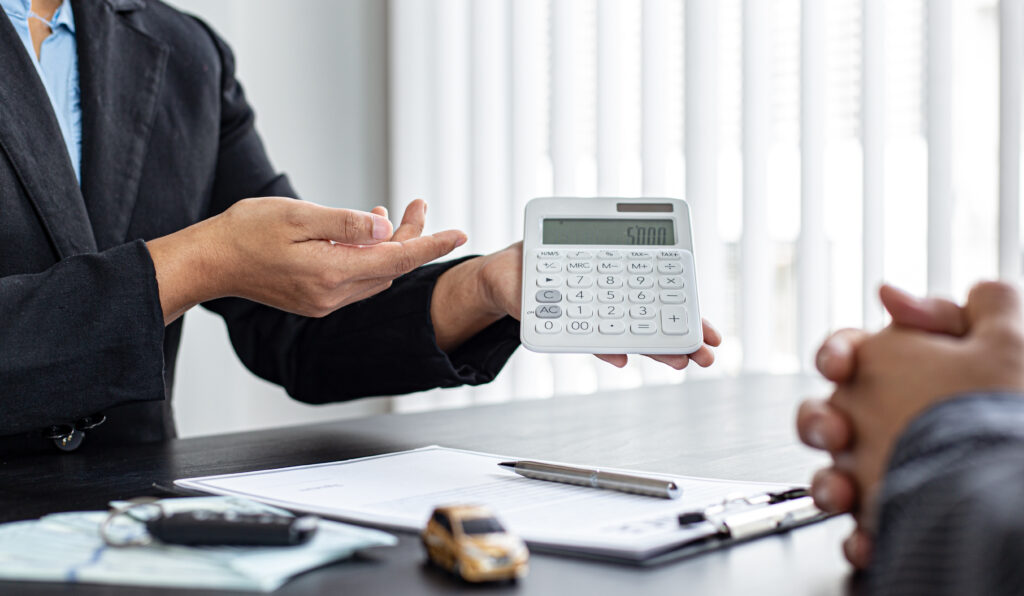 An agent discussing Business Insurance with an entrepreneur